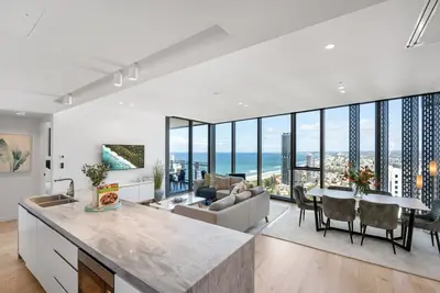 Image de The Sub-Penthouse - Ocean View 34Floor 3br in Broadbeach with Parking & Pool