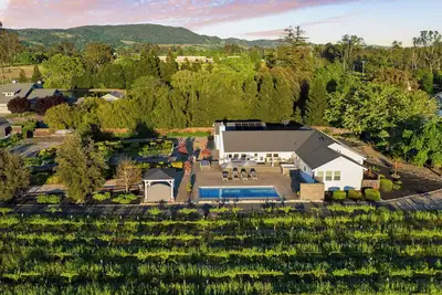 Image de Chic Sonoma Oasis w/ Pool, Bocce, Hot Tub + Minutes to Downtown & Vineyards