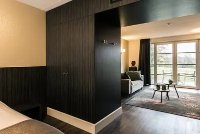Image de Peaceful Stay! Onsite Dining, Free Parking! Close to Vrijheidsmuseum!