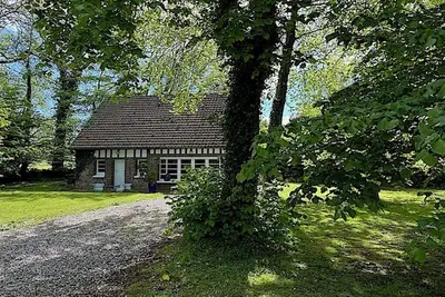 Image de Gîte bucolique avec terrain de tennis dans un parc arboré pour 5 personnes
