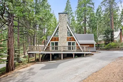 Image de This cabin is a 3 bedroom(s), 3 bathrooms, located in Shaver Lake, Ca.