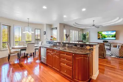 Image de Spacious & Cozy Winter Retreat: Scenic Views, Luxury, Pool Table, Crystal Chandelier, Hardwood. \"