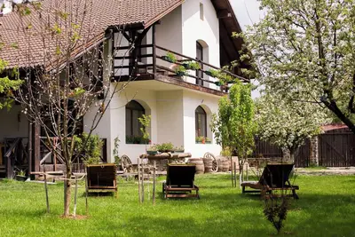 Image de Sunny rooms and soft beds, ideal for lazy afternoons and silent nights.