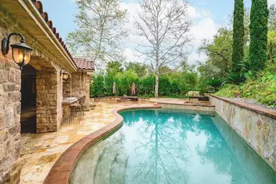Image de Elegant Villa Retreat Pool Garden Alfresco Lounge