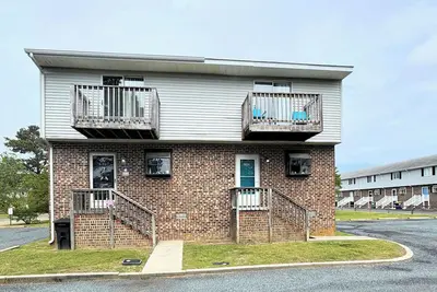 Breezy Retreat - Pet Friendly - Shared Dock - Linens and Towels Not Provided