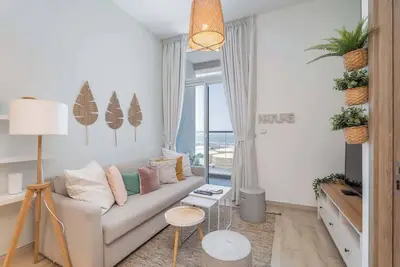 Image de Modern 1-Bed with Partial Sea & Marina View