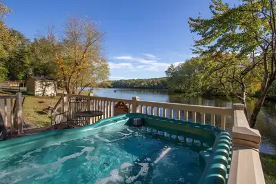 Image de Wilderness Resort Hot Tub Cabins - offering perfect views of Cool Springs Lake!