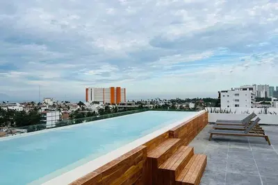 Image de Serene Stylish Stay, Roof Pool and Lounge