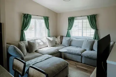 Image de steps to downtown, 4 bedrooms, close to Scsu