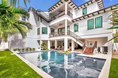 Image de Swanky Bubbles- Luxury 9 bedroom close to beach with views