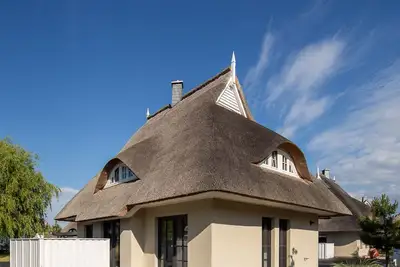 Image de Thatched roof vacation home Haubenlerche Ankerplatz in Fuhlendorf am Bodden