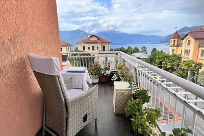 Large downtown Luino apartment with lake views