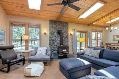 Image de Popl15-Contemporary Sunriver Getaway | Ac, Hot Tub