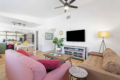 Image de Entire Home - Either Oar - Mins to Dt - Ac - King Bed - Scalloping & More