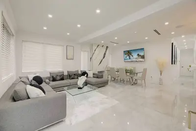 Image de Mia Sunset- A Luxury Retreat with Hot-tub, Free Parking at the Design District