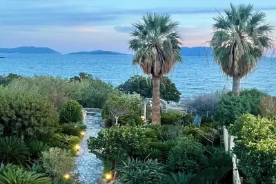 Image de Seaside Elegance: Historic Beachfront Villa with Stunning Views & Garden Dining