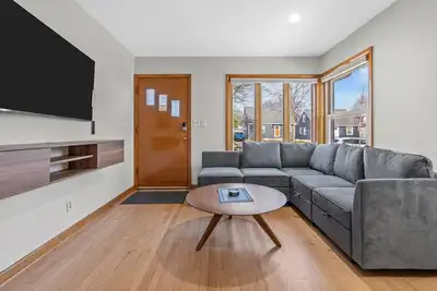 Image de New Modern 3 Br close to All Milwaukee Has To Offer!