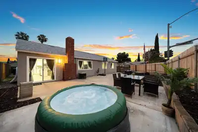 Image de Luxury 3-Br Home w Garage, Hot Tub, King Bed, Yard