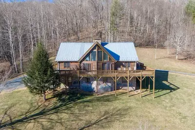 Image de Enchanting 4-bedroom cabin with Hot Tub in Todd