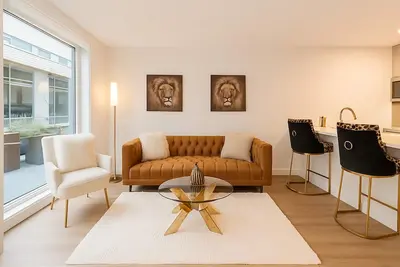 Image de Luxury Oasis 1br + Den • Walk to Golden 1