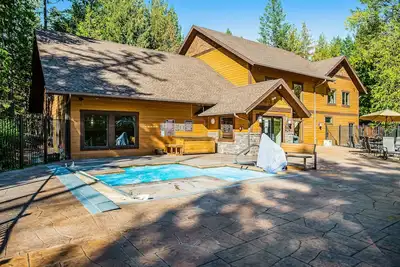 Image de Cozy condo with deck, wood stove, pool, sauna, tennis - near skiing & fishing