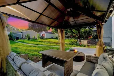 Image de Fire Pit 8 Mins From airport 15 Mins from Dt