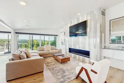 Image de Waterfront Luxury Retreat – Perfect for Family Reunions