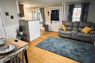 Charming 2-bedroom condo with WiFi, Ac in enchanting Laconia. Weirs beach.