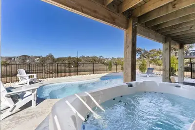 Image de Hot Tub & Saltwater Pool! 3min Walk to Beach with Private Dock. Pet Friendly!