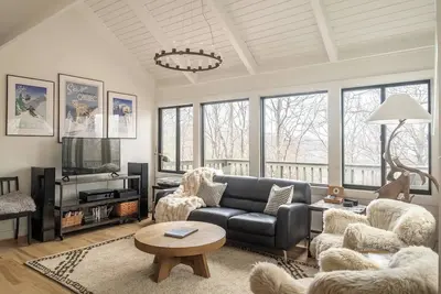 Image de Summer Music Festival - Luxe Cliff House Retreat