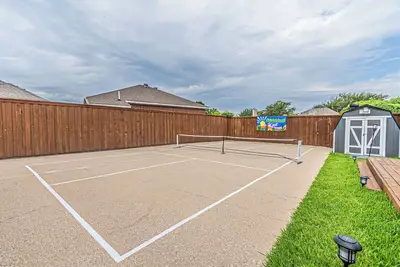 Image de 2 minutes from lake, Pickleball, Hot Tub, Pool table!