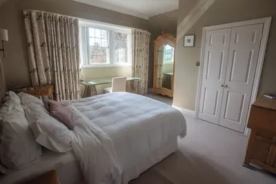 Image de Room in 120-year-old country retreat, ideal for adventurers