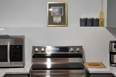 Image de Charming, unique, and family-friendly basement suite in an unbeatable location.