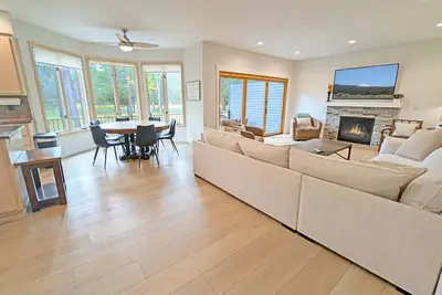 Image de 12 Sisken - Stunning Riverfront Retreat, Newly Remodeled, Ac, Hot Tub, Sharc