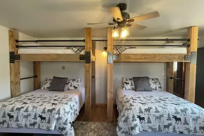 Image de Cozy 1-bedroom apartment unit C, sleeps 6 across from famous Cody Nite Rodeo!
