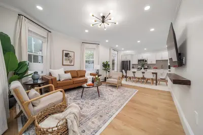 Image de New-Spacious duplex for Groups near Train Downtown parking