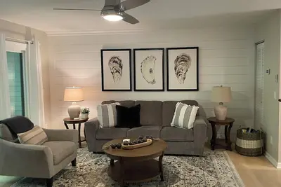 Image de New 2025! Completely renovated 2 Bedroom & 2 Bath condo located in Royal James