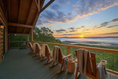 Image de Luxe Cabin | Hot Tub, Deck, Views, Near Blue Ridge