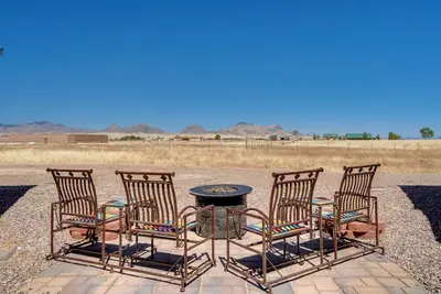 Walk to Wineries: Elgin Wine Country Retreat!