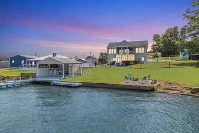Image de Lakefront Getaway | Dock, Pool, Sunset, Games