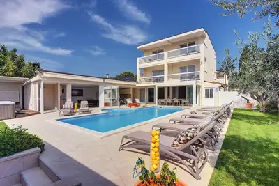 Vaste Villa Sanctuaire pour 14 personnes avec piscine et jacuzzi, à proximité des plages