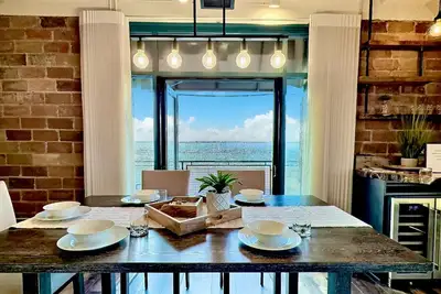 Image de Spacious Wrap Around Patio Incredible Views Lake Erie Cedar Point!