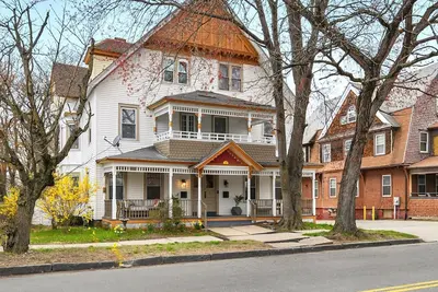 Image de Saint James Manor - Sleeps 24 in Style & Comfort with Parking