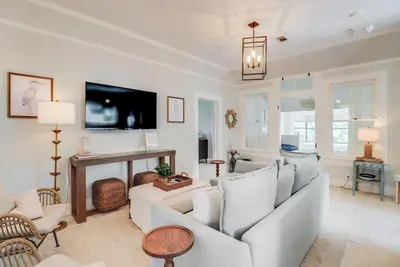 Image de Historical Beach Cottage in the core of downtown and a short walk to the beach