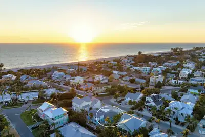 Image de ⚓Mermaid Sunset! Coastal beach home w/pool 200 steps to beach! ⚓