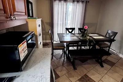 Image de Chaleureux 3bdr à 5 min de Montreal