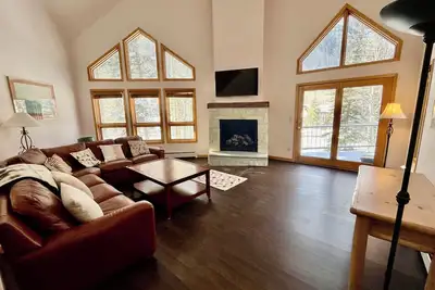 Image de Private home! Private Hot Tub! Great location! Just steps to free Vail town bus!