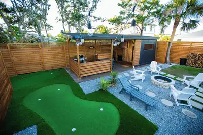 Image de Charming Cottage with Sauna, Mini Golf, 2 Od Showers, Firepit, 2 Tubs and more! !