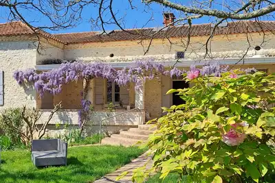 Image de Grande maison bordée de Terrasses, avec piscine et grand jardin.