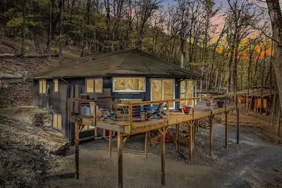 Image de The Mountaintop Treehouse | Wifi | Game room | Fire Ring | Bbq Grill | Deck View